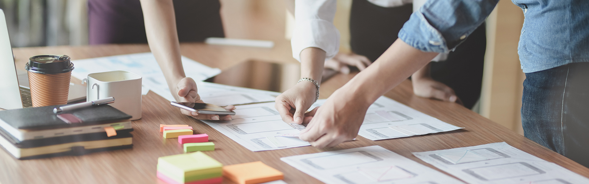 Besprechungstisch mit Unterlagen und Personen