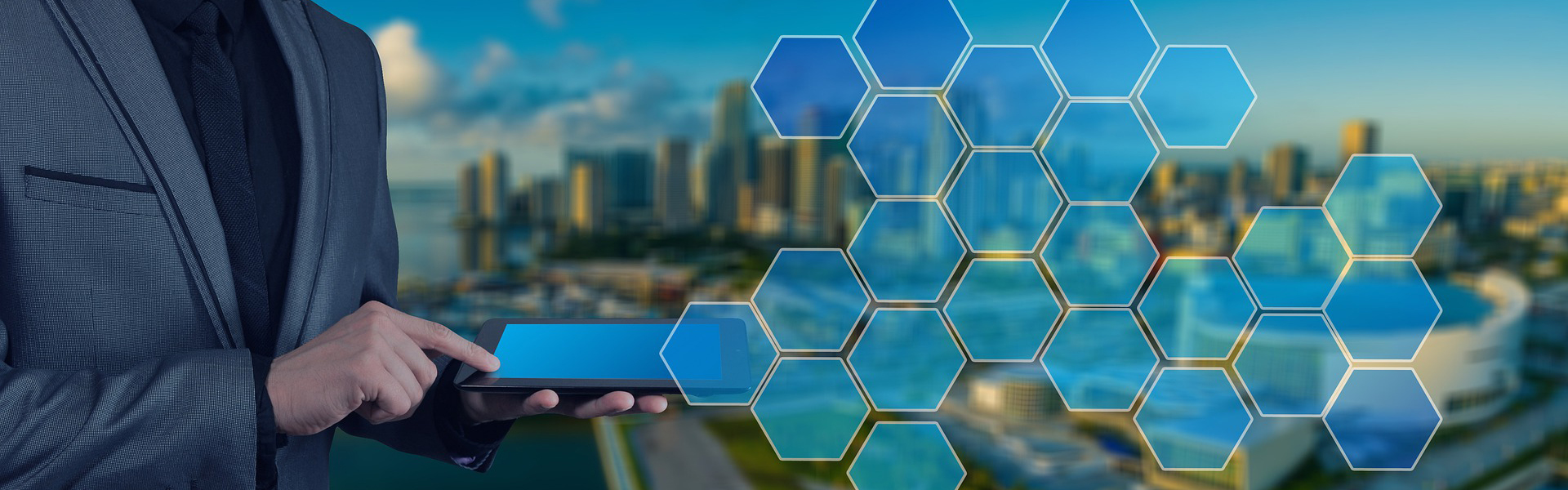 Person mit Laptop und Wabenstruktur