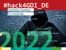 Person mit Hoody an Rechner